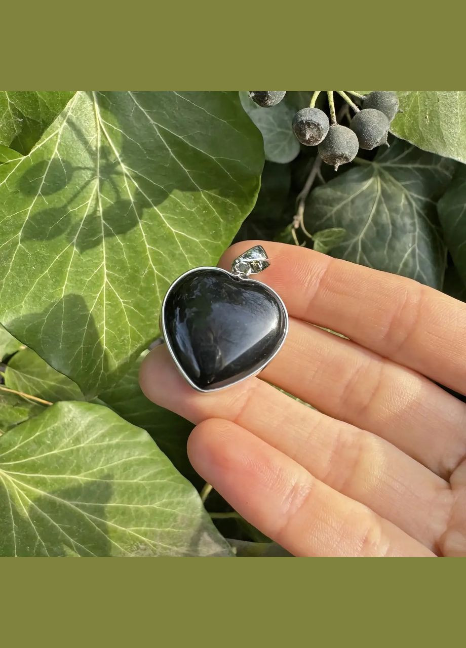 Кулон з натурального каменю чорний Агат серце в сріблястій оправі d-35х26х9мм +- No Brand підвіска (304426636)