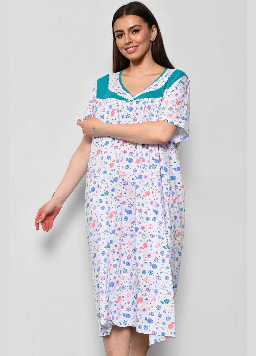 Ночная рубашка женская батальная белого цвета с цветочным принтом Let's Shop (289843218)