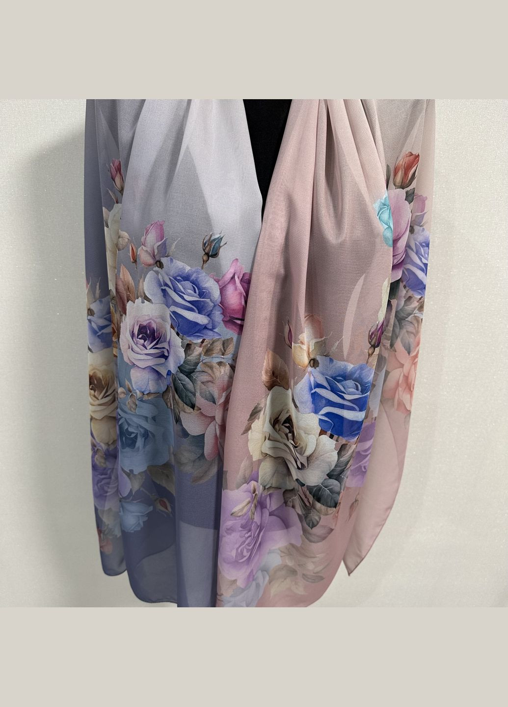 Стильний жіночий шифоновий шарф з квітковим малюнком комбінованого кольору синій з рожевим розмір 140*180 см No Brand (327415068)