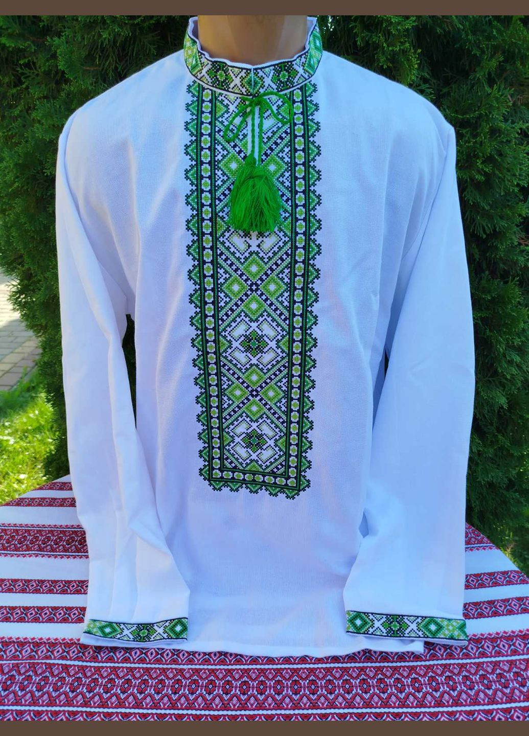 Зелёная мужская вышиванка "цветочный орнамент зеленый" на белом натуральном домотканом полотне. Прикарпатські Вишиванки узор анималистичный прямой хлопок (324250347)