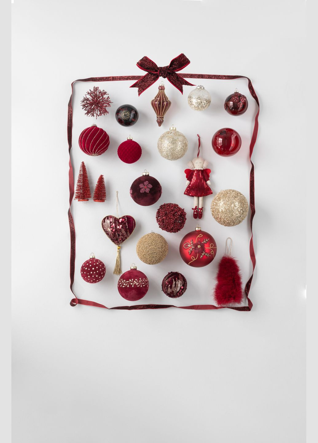 Ялинкові скляні кулі золотого кольору з бісером комплект із чотирьох штук Бельгія (37329) J-Line (305827875)