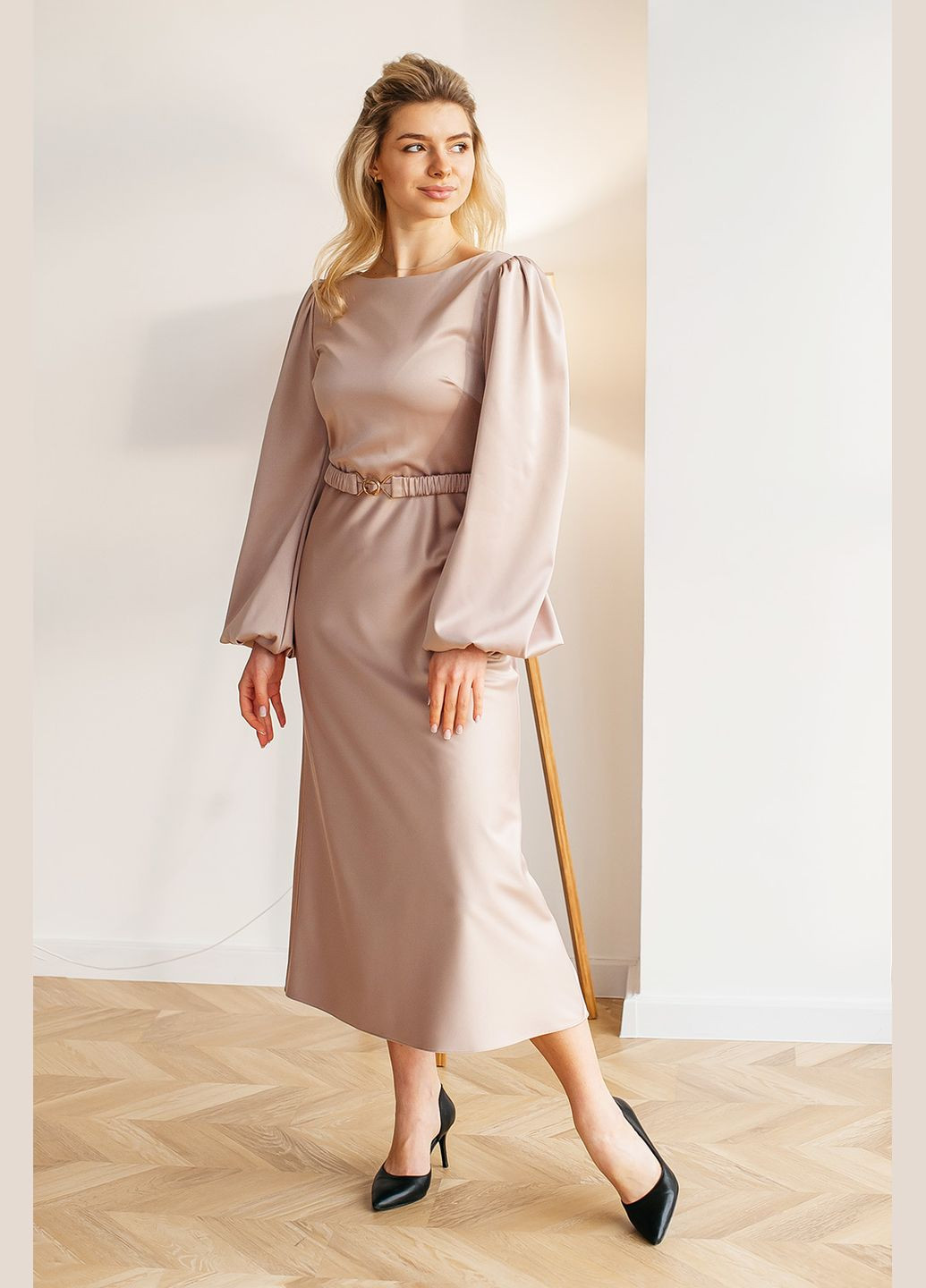 Бежевое праздничный женское сатиновое платье «estelle» с поясом на застежке Lana Bryk однотонное