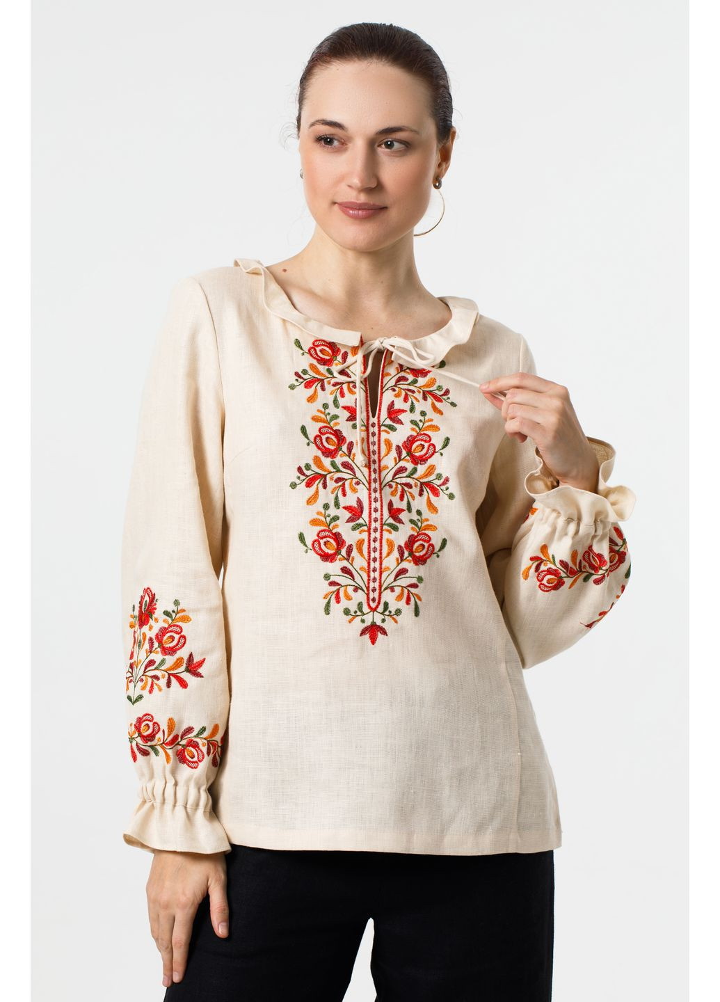 Бежевая женская льняная вышиванка с симметричным растительным орнаментом янка. белый, р.42, код 9476/42/101 ГАЛЕРЕЯ ЛЬОНУ