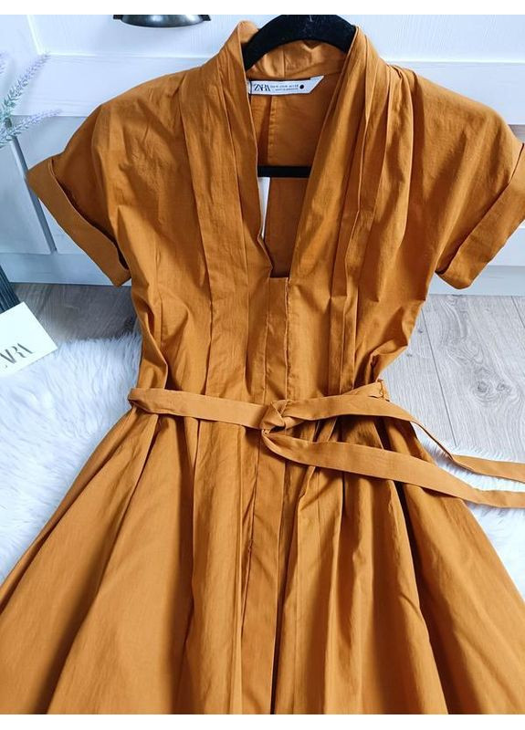 Оранжевое платье-рубашка с ремнем меди длины Zara