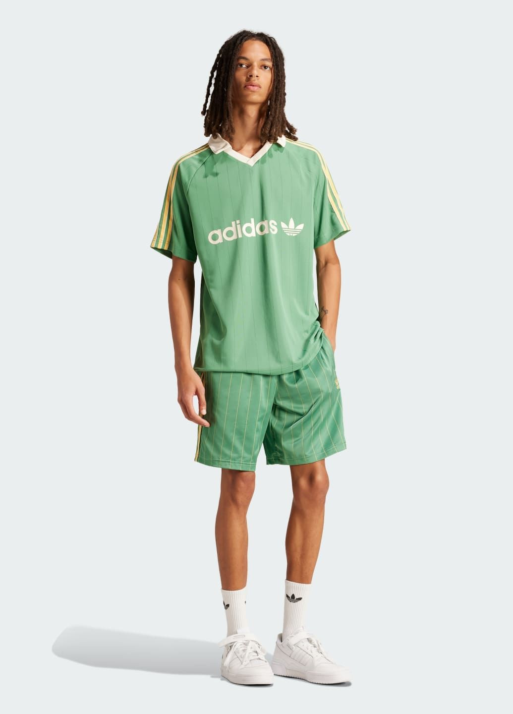 Зеленый демисезонный спортивный лонгслив adidas с логотипом