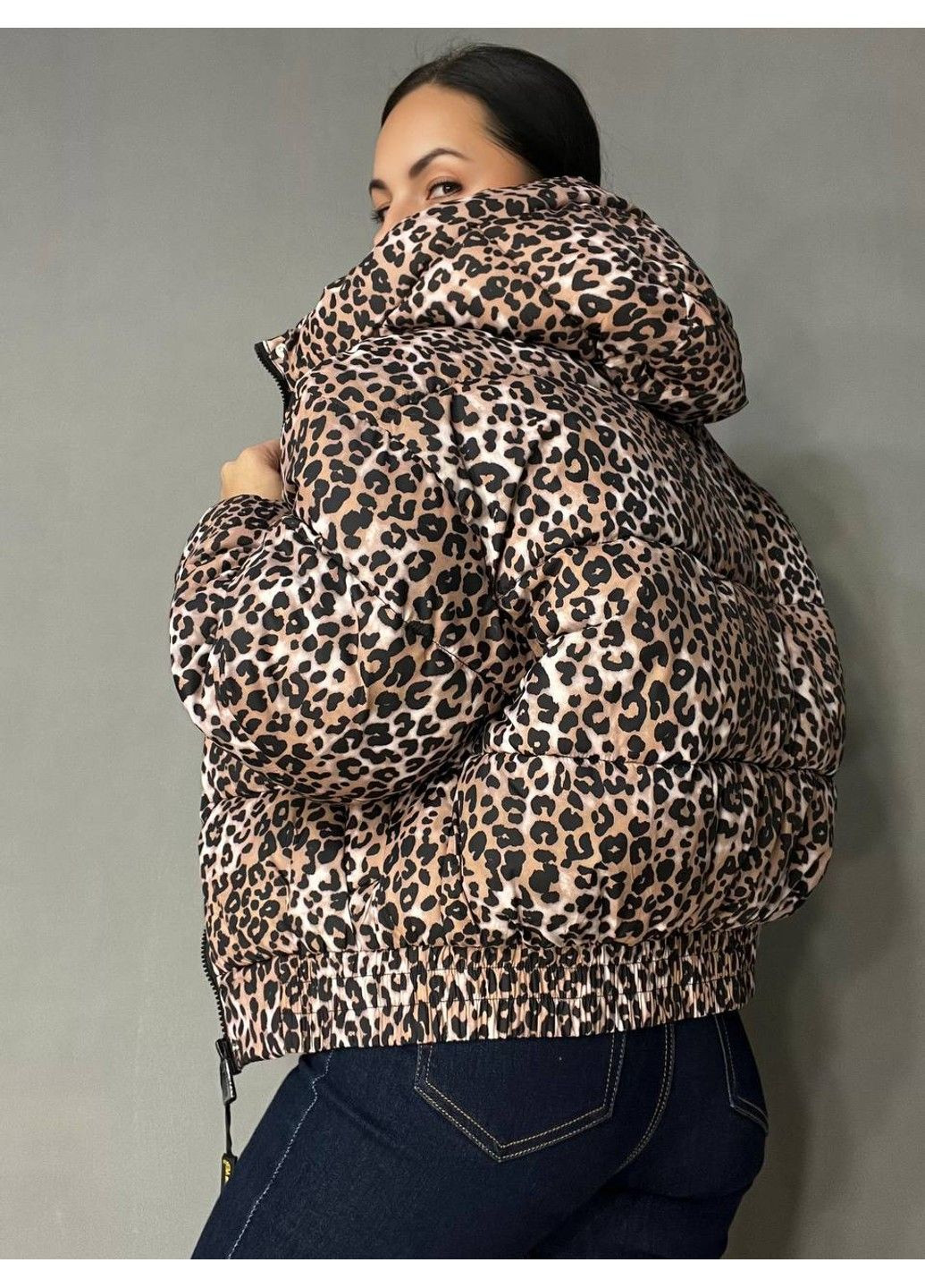 Світло-коричнева демісезонна куртка жіноча 9006 коротка з капюшоном леопардовий принт на резинці демісезонна світло-коричневая Lady yep