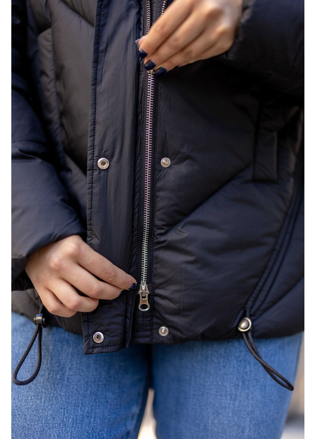 Черная зимняя зимняя женская короткая куртка с мехом енота 65526 Visdeer