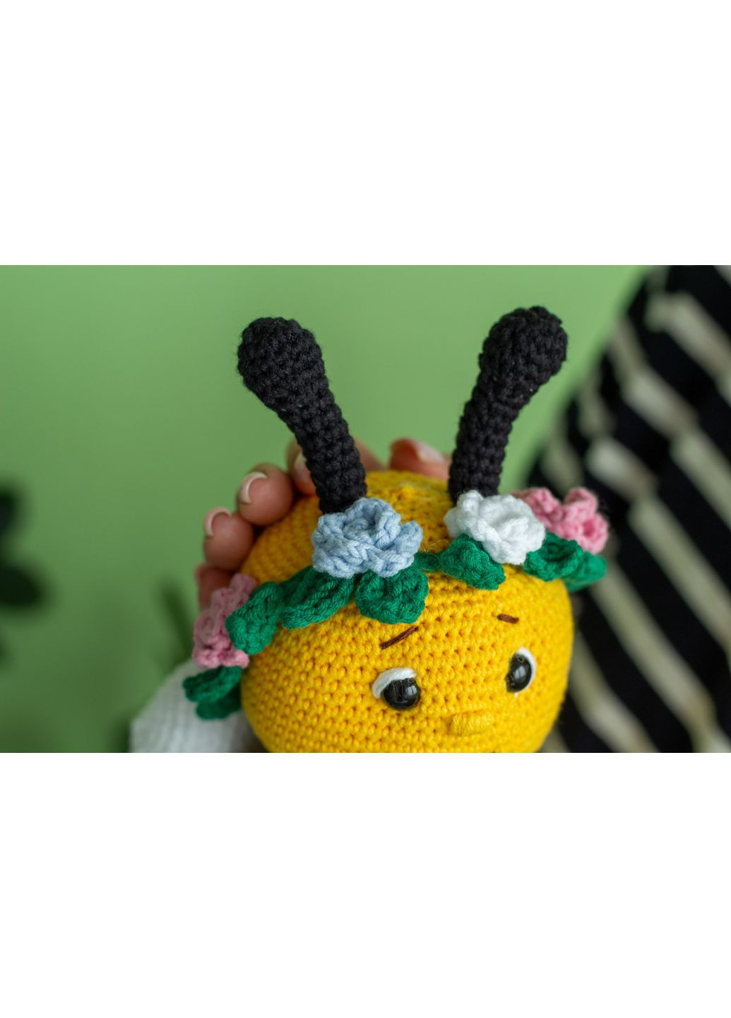 Амигуруми пчёлка в венке – вязаная игрушка 25 см ручной работы No Brand (352474138)