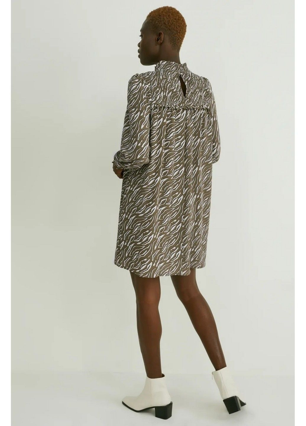 Оливкова (хакі) кежуал сукня C&A з абстрактним візерунком