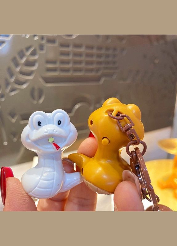 Брелок у вигляді Змії з ліхтариком і дзвіночком – чудовий подарунок, символ 2025 року No Brand (307908704)