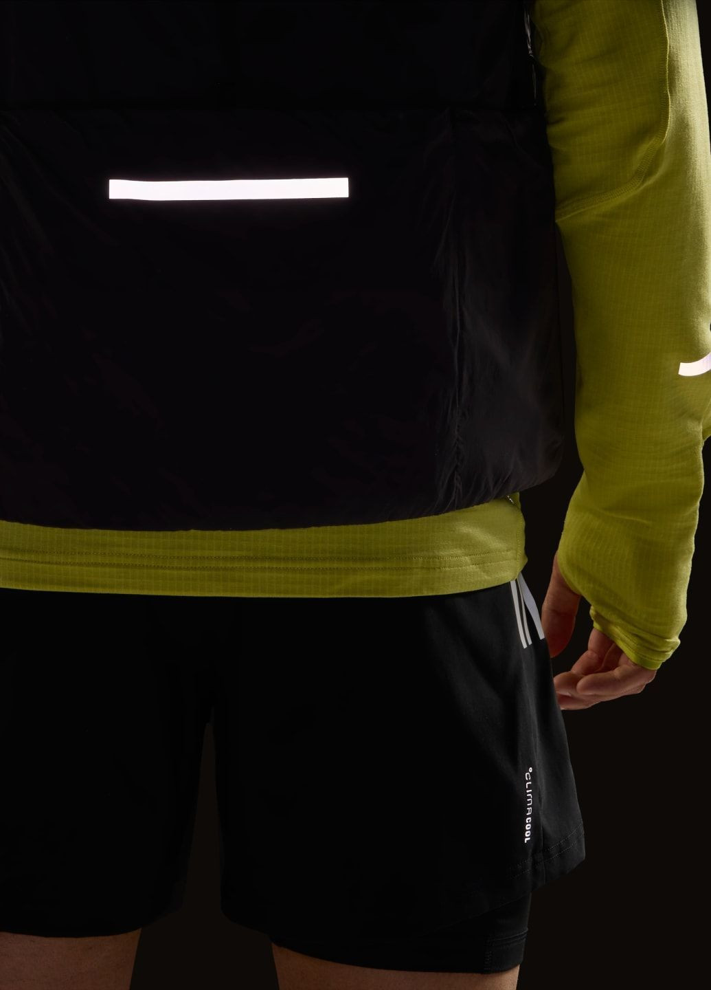 Черная демисезонная жилет adi365 running climawarm adidas