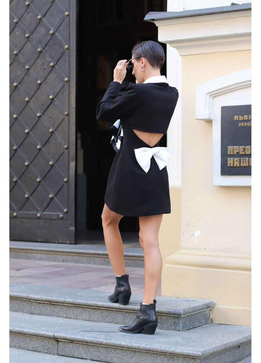 Чорна коктейльна сукня-жакет жіноча міні з бантом emily чорна сукня-жакет Handy Wear однотонна