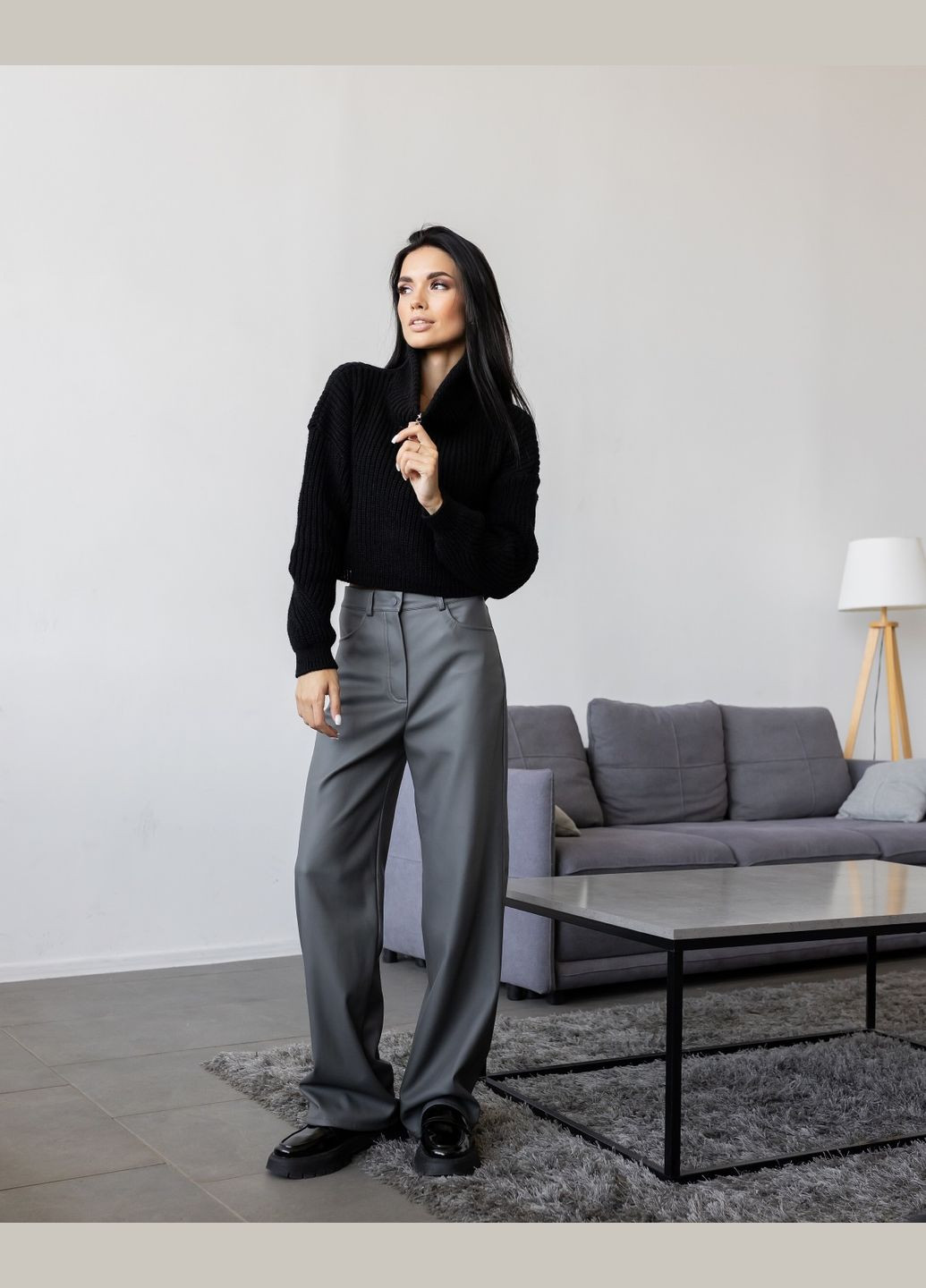 Чорний демісезонний светр Larionoff