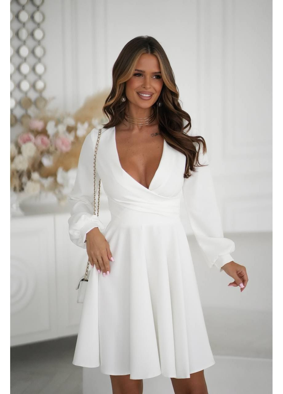 Молочное праздничный, вечернее женское платье мини с драпировкой на талии и глубоким вырезом клеш MonCher