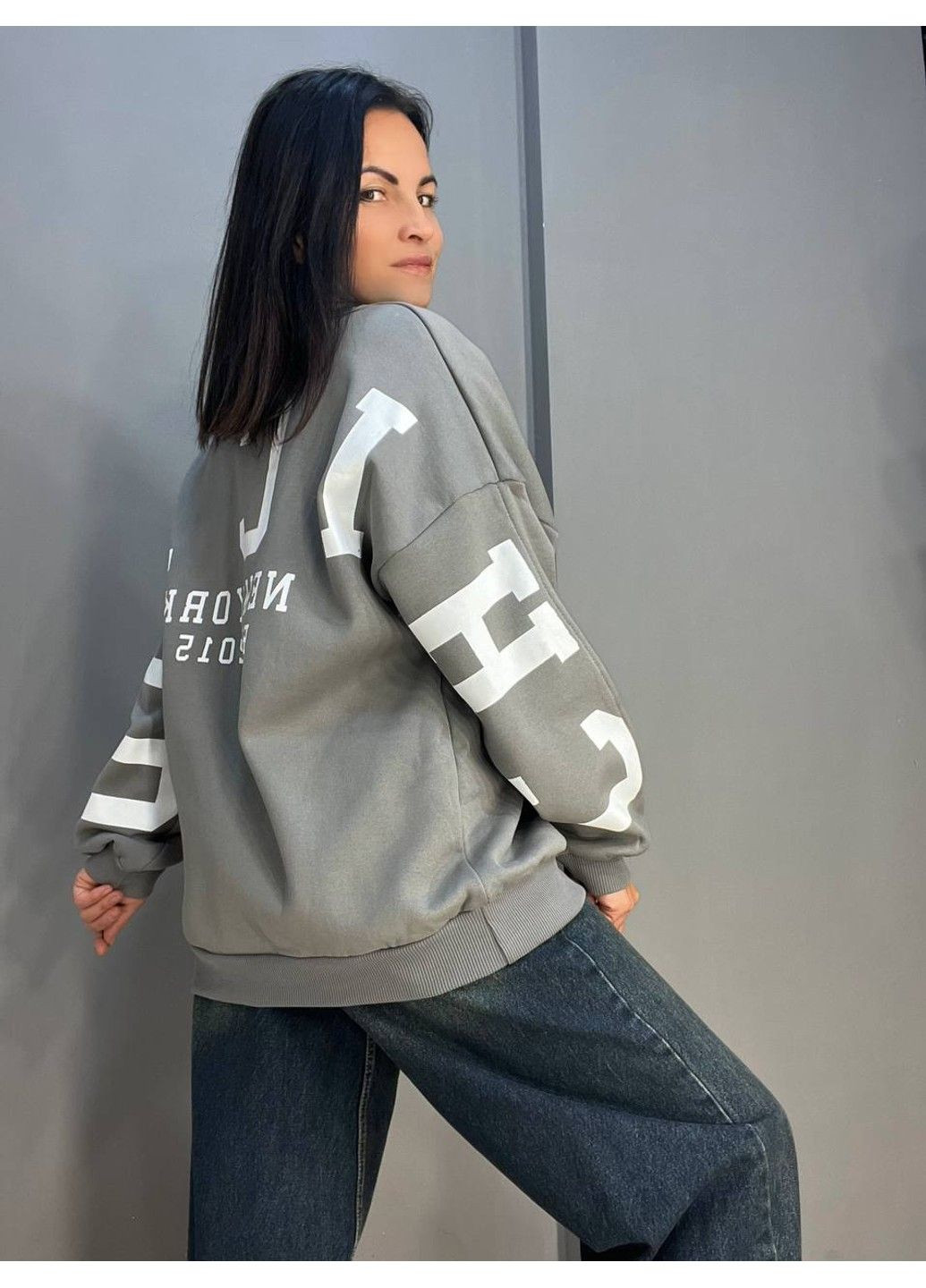 Сірий світшот жіночий davras 8174 оверсайз подовжений напис на спині chicago утеплений на флісі one size сірий (314822880)