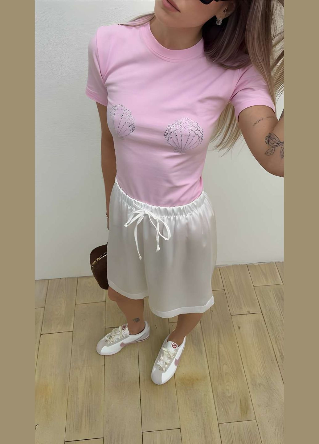 Жіноча якісна ніжна бавовняна футболка із мушлями на грудях стрази бавовна біла Україна - (339402786)