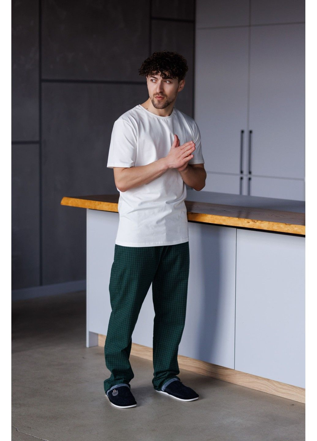 Піжама чоловіча футболка молочна + штани SOFT в клітинку зелені Handy Wear (329447832)
