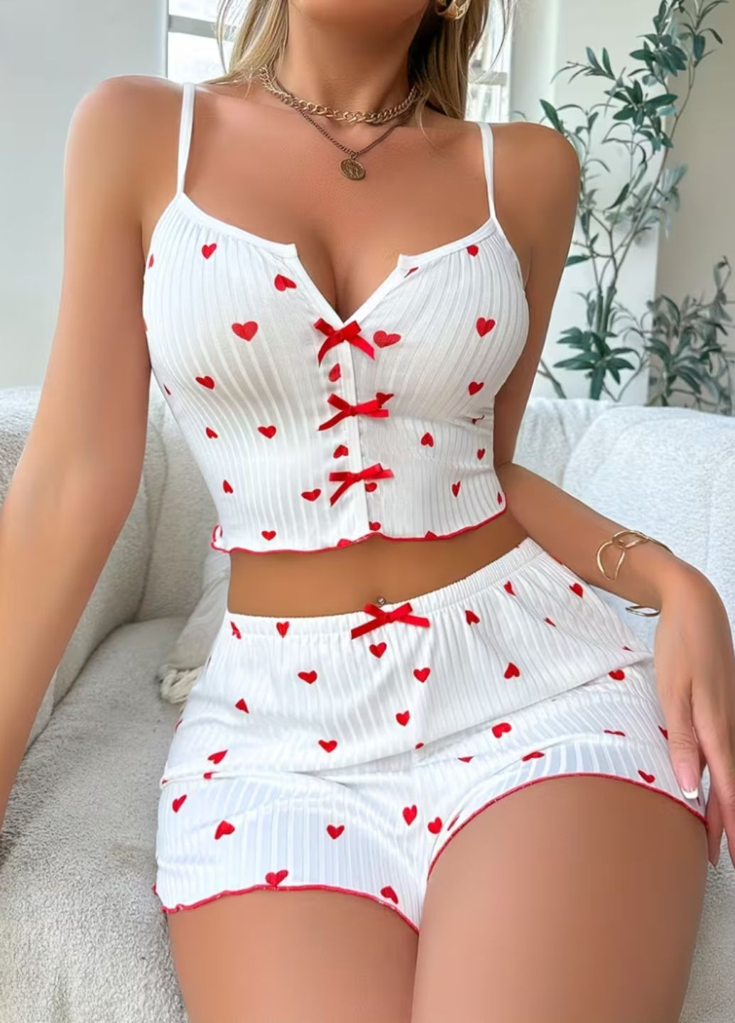 Белая всесезон женская пижама из майки-топа и шортиков love and hearts (1830-48-02) майка + шорты Macarena