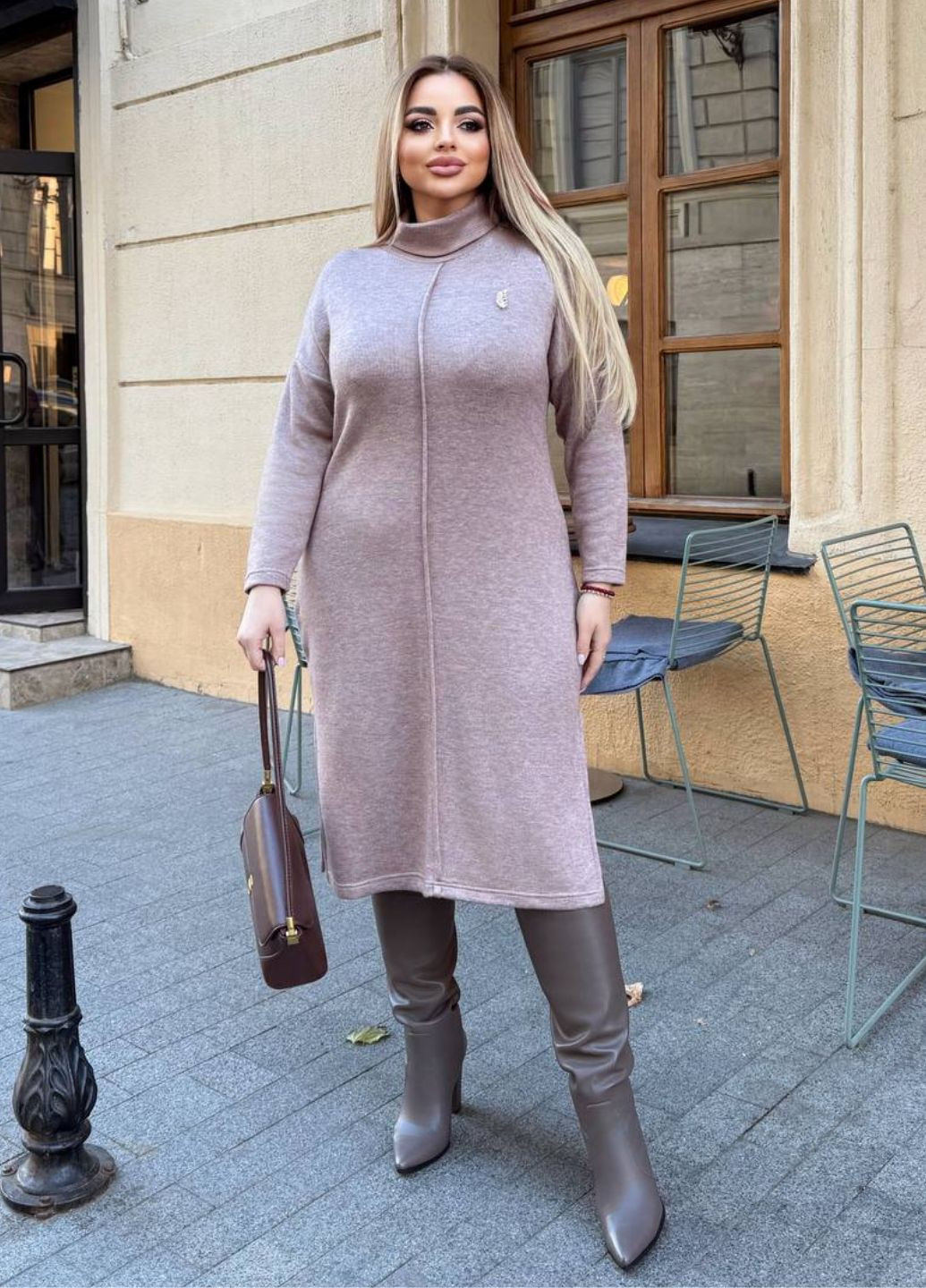 Бежевое повседневный женское платье из двусторонней ангоры с длинным рукавом, воротником-стойкой и брошью платье-водолазка Україна однотонное