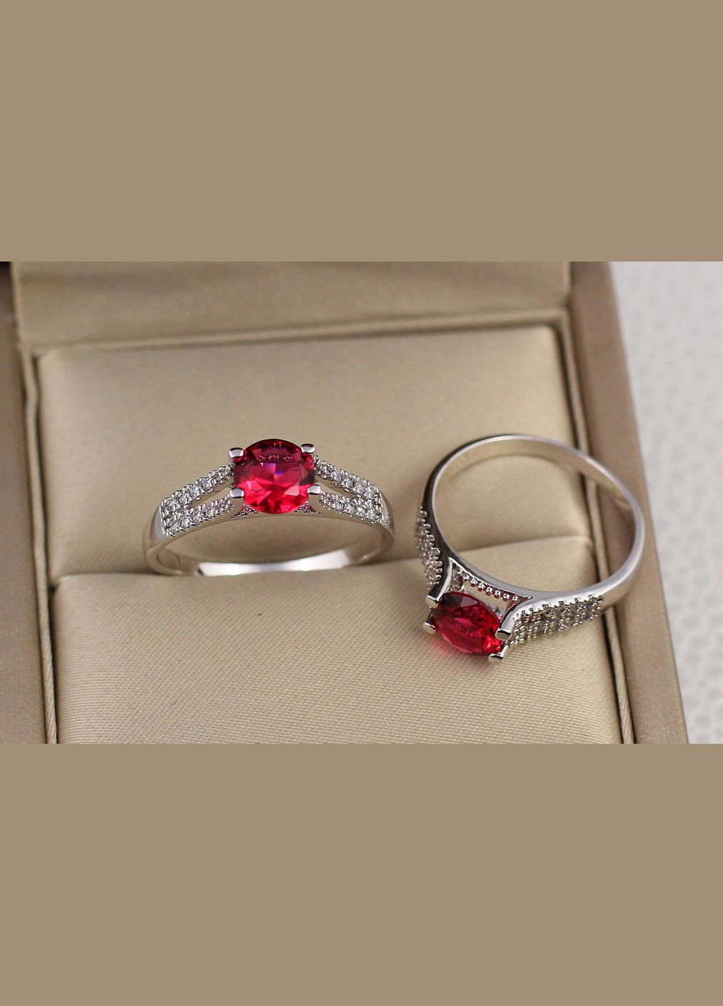 Кольцо с красным камнем на ножке из двух дорожек с камешками р 17 серебристое Xuping Jewelry (316606520)
