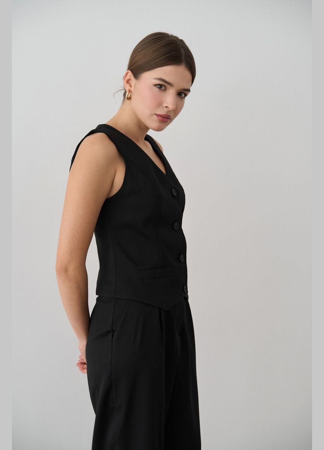 Женская жилетка прямого кроя на пуговицах цвет черный р.L 451492 New Trend (282930658)