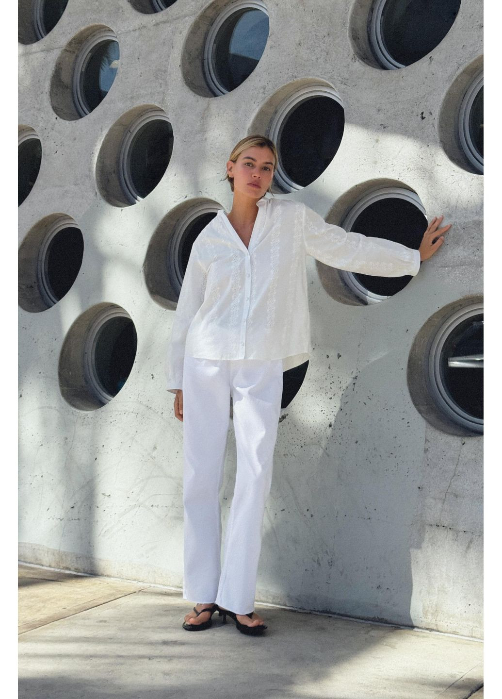 Белая блуза с прорезной вышивкой Zara