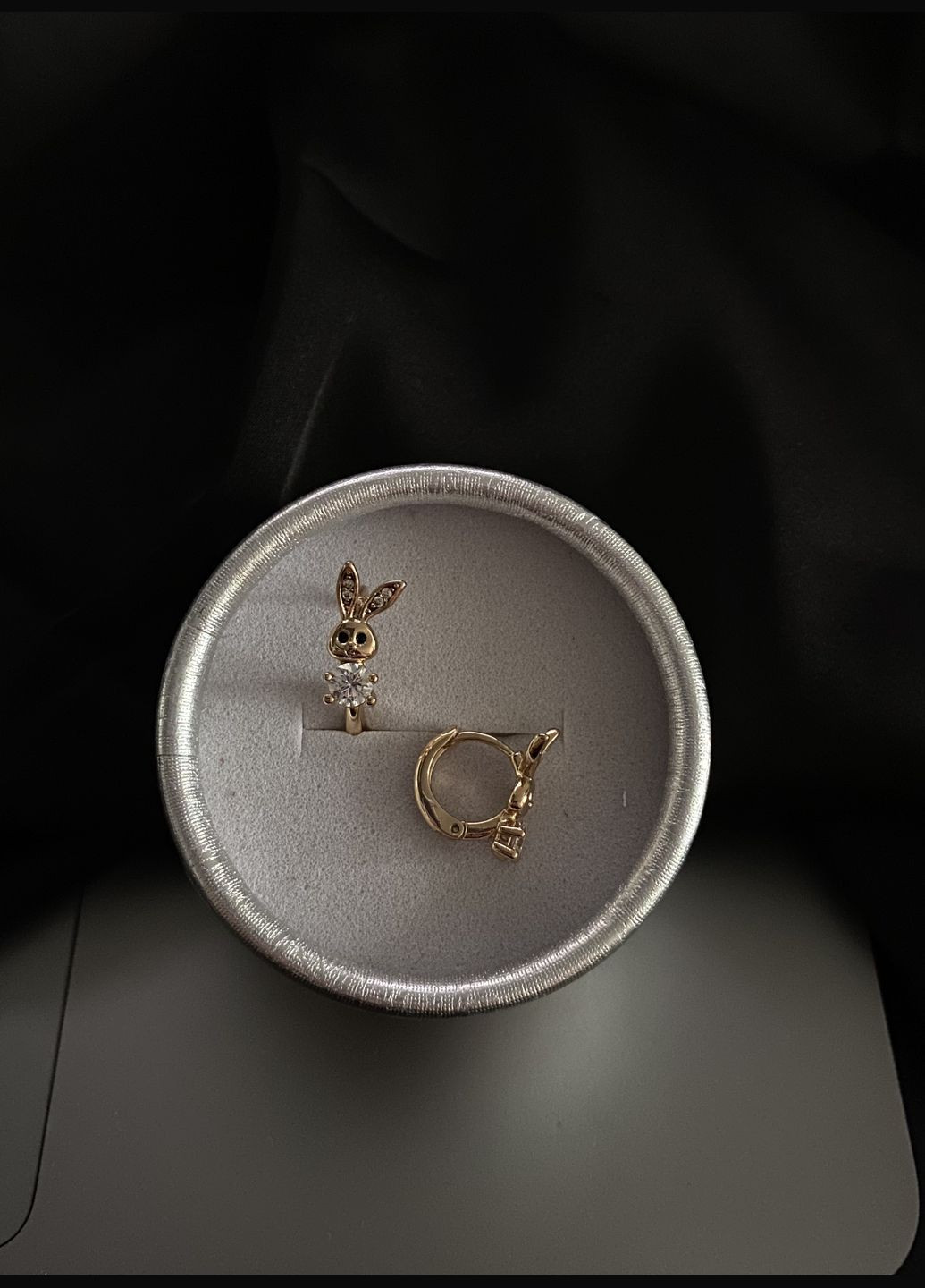 Серьги зайчики с камнями круглый замок золотого цвета 33831 Fashion (346475761)