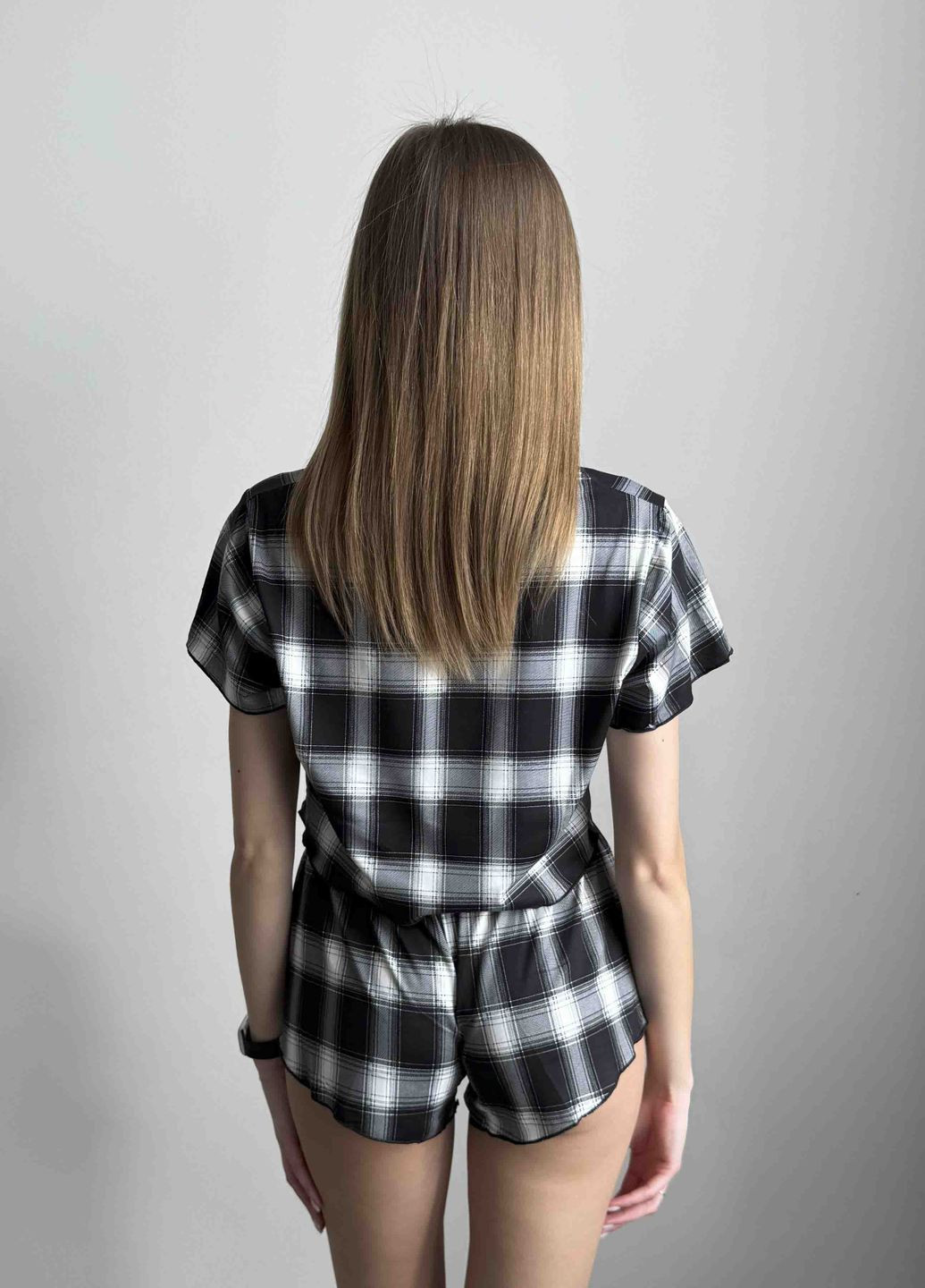 Черная всесезон пижамка с шортами и футболкой в клеточку VIDCHUY