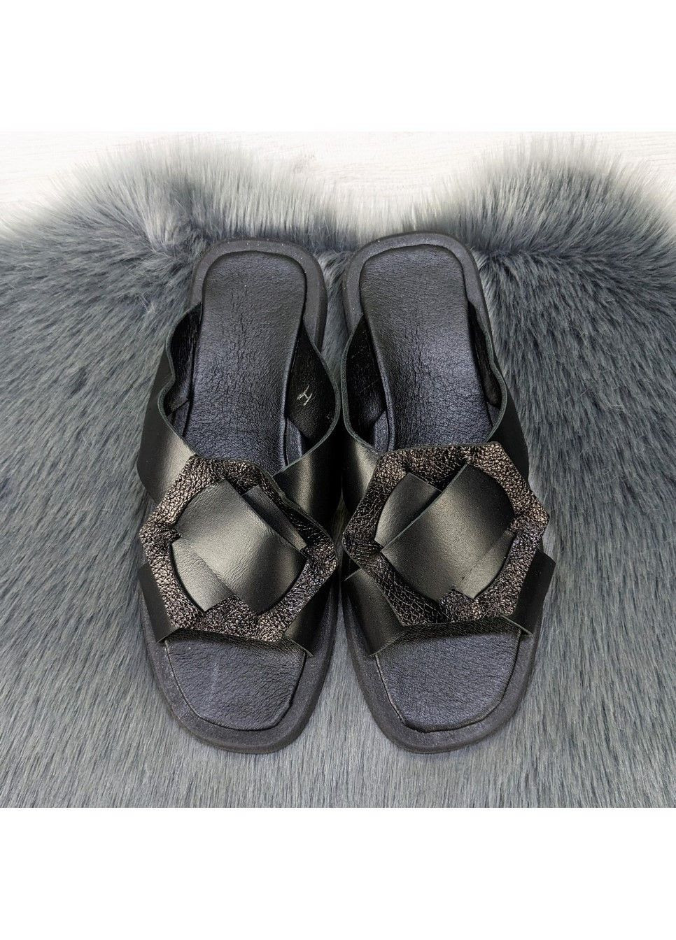 Черные шлёпанцы кожаные женские чёрные на плоской подошве PRIME