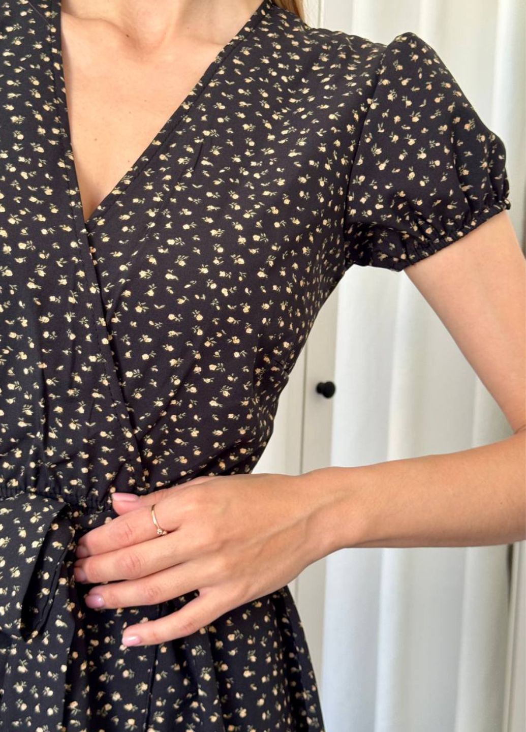 Чорна повсякденний мінісукня з паском, що підкреслює талію на запах Україна з квітковим принтом