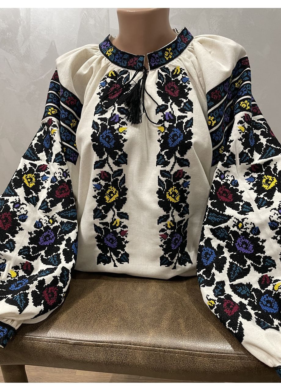 Сіра елегантна жіноча вишиванка на сірому льоні: борщівська ручна робота з квітковим орнаментом ж-2784. m (371907634)