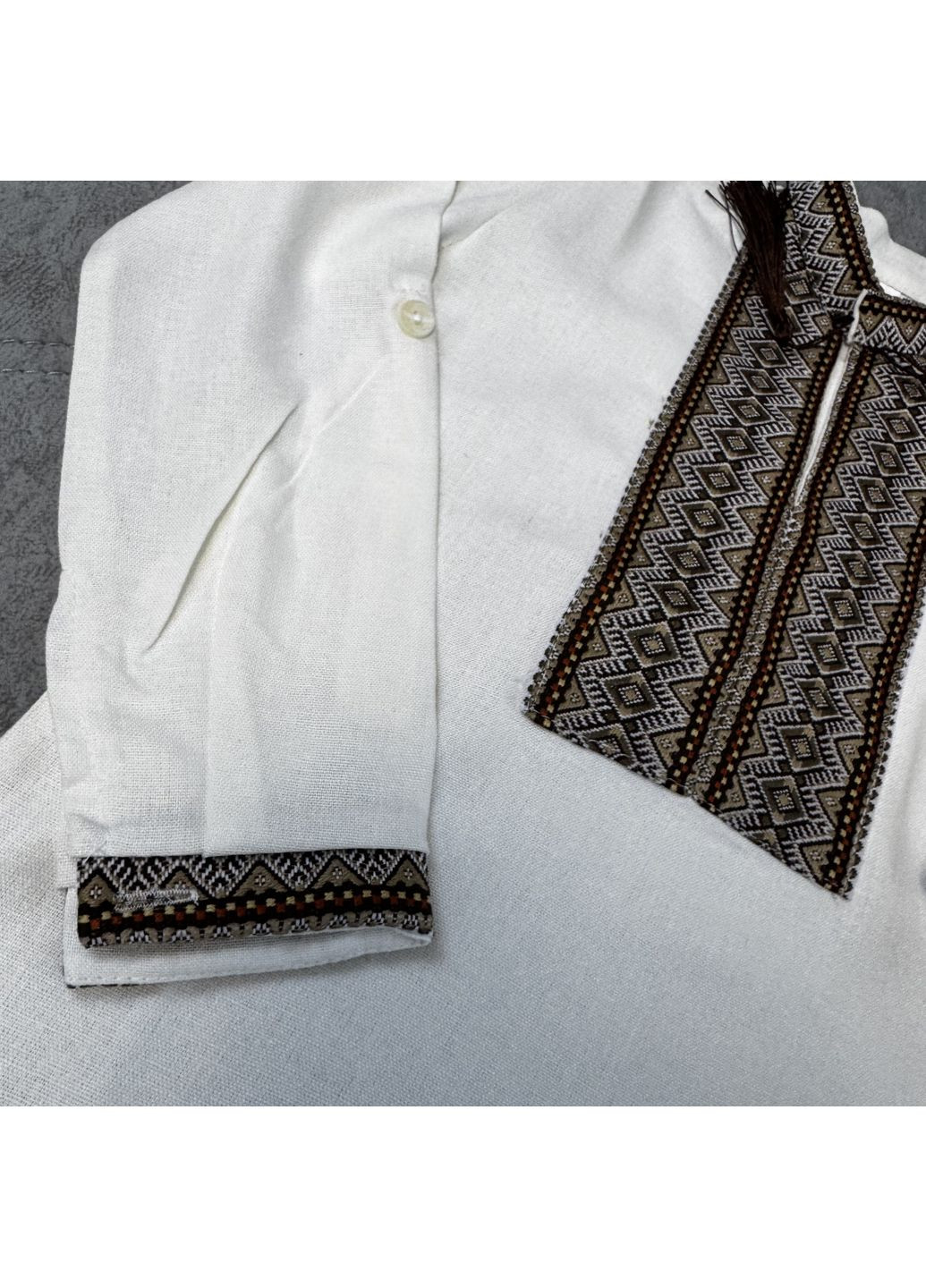 Біла лляна вишиванка для хлопчика з коричневим орнаментом візерунок геометричний льон (349454604)