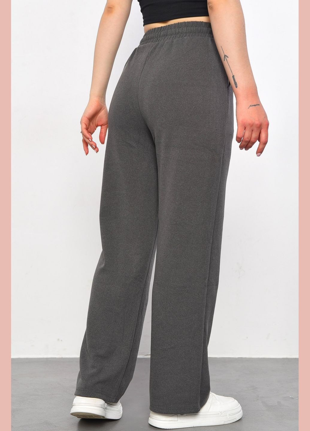 Штаны женские полубатальные расклешенные серого цвета Let's Shop (293476700)