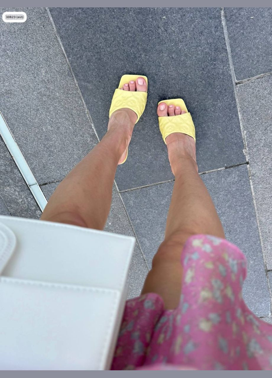 Светло-желтые стильные женские шлепанцы сабо на каблуке цвет сливочно жёлтый No Brand с логотипом