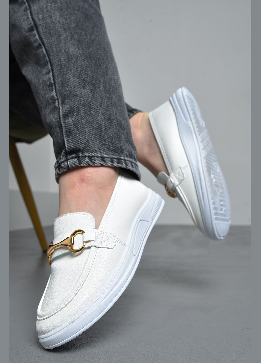 Туфли-лоферы женские белого цвета Let's Shop с цепочками