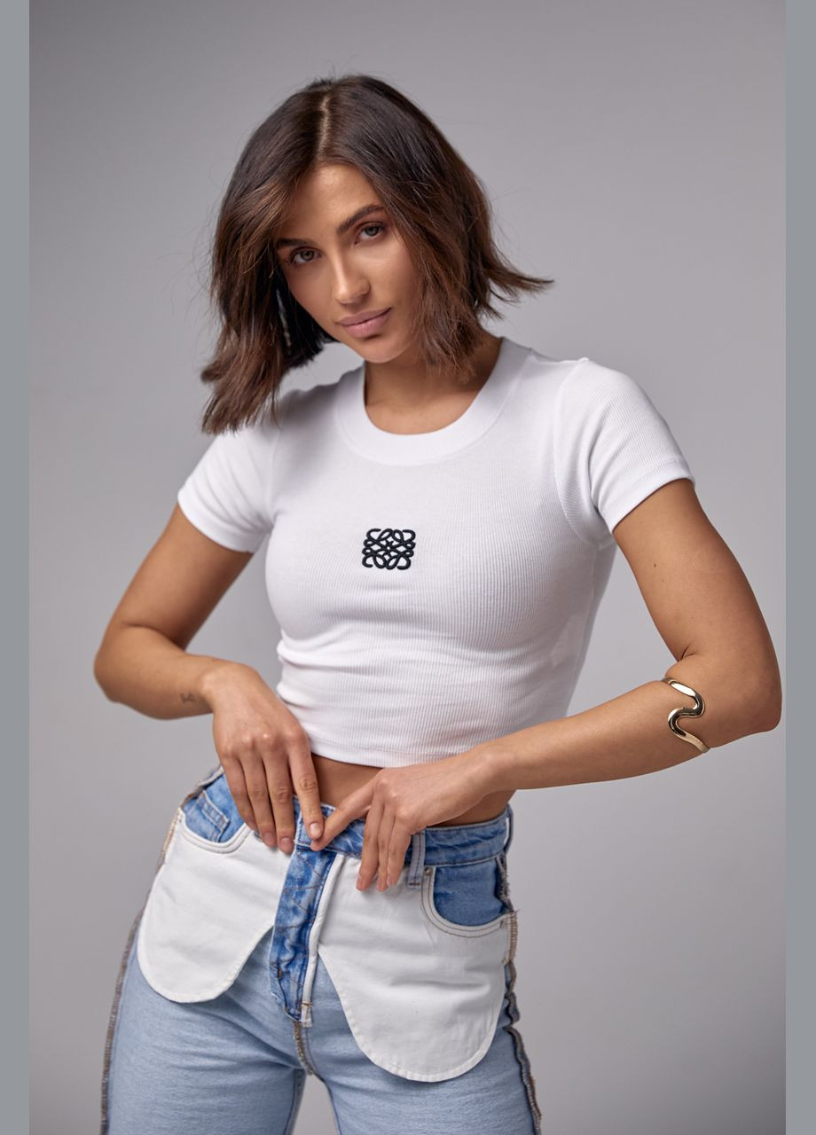 Белая летняя короткая футболка в рубчик с вышивкой 231029 с коротким рукавом Lurex