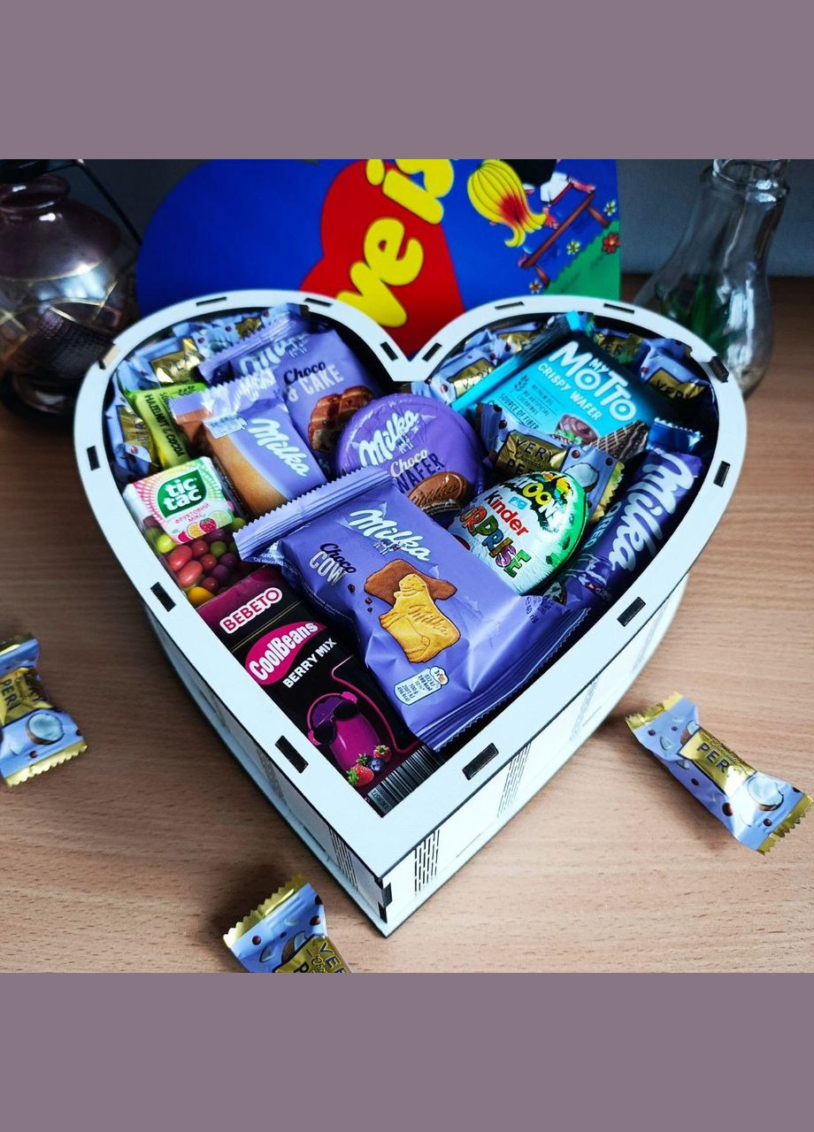 Подарунковий бокс серце з принтом «Love is...» із солодощами для дівчини або дитини (ar168) No Brand (317348279)