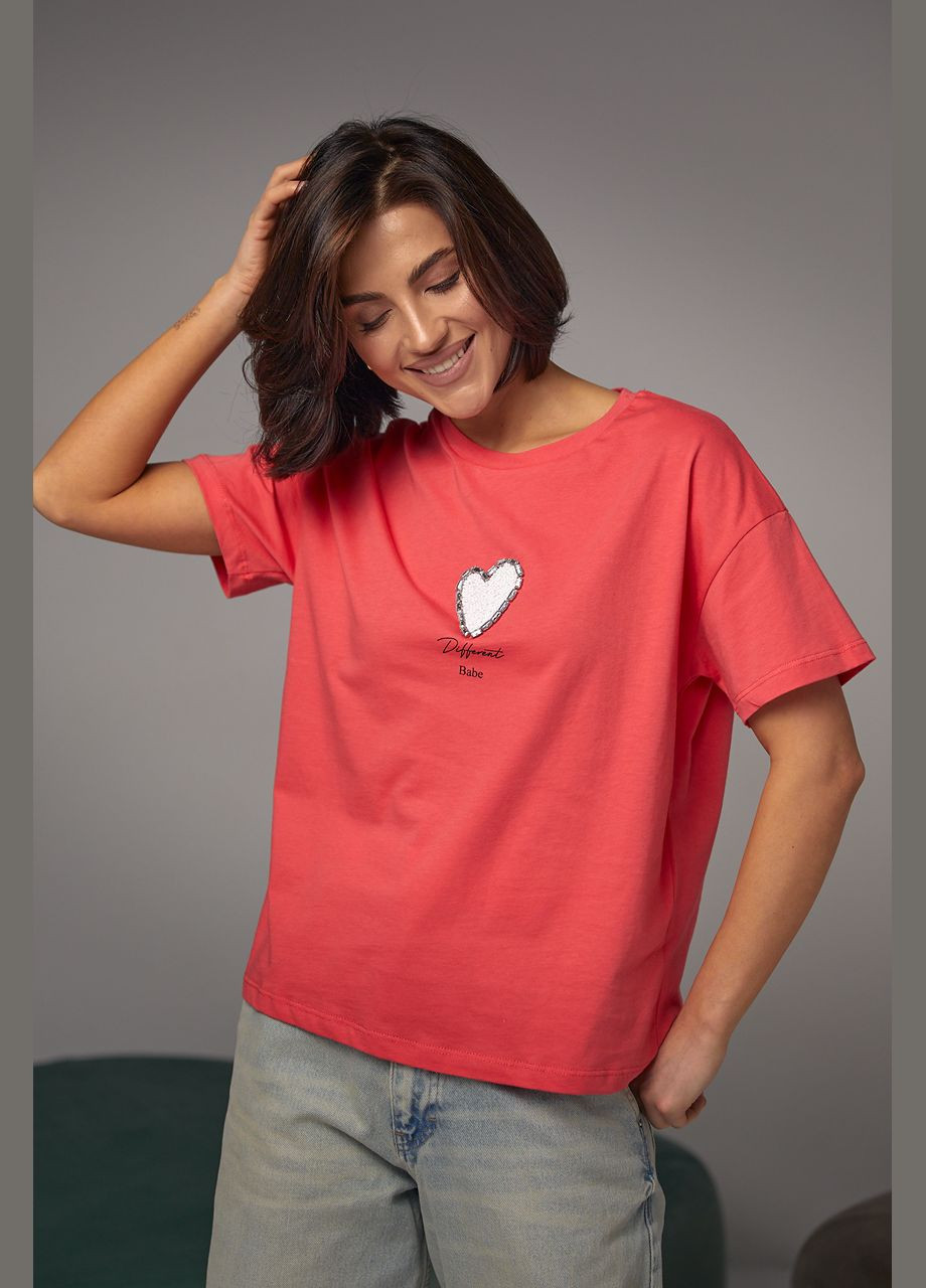 Коралова літня жіноча футболка прикрашена серцем з бісеру та страз. Lurex