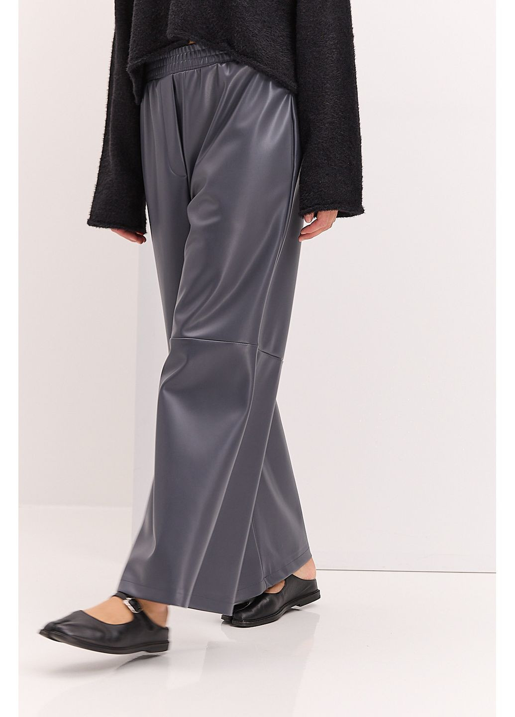 Женские брюки из экокожи серые с горизонтальными швами Arjen (361056675)