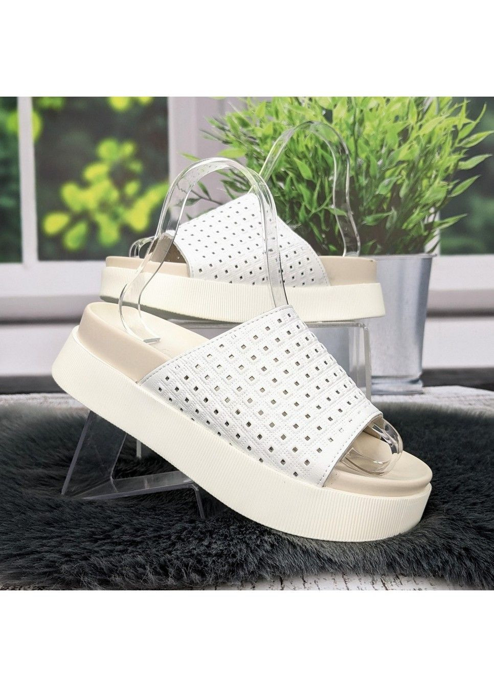 Белые шлепанцы женские Purlina