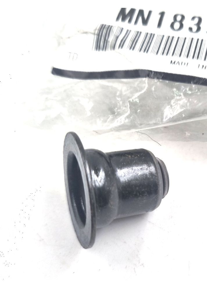 Сальник клапана впуск/выпуск, оригинал MN183952 Митсубиси Аутлендер, Лансер, АСХ 2006-2024 Mitsubishi (360503835)