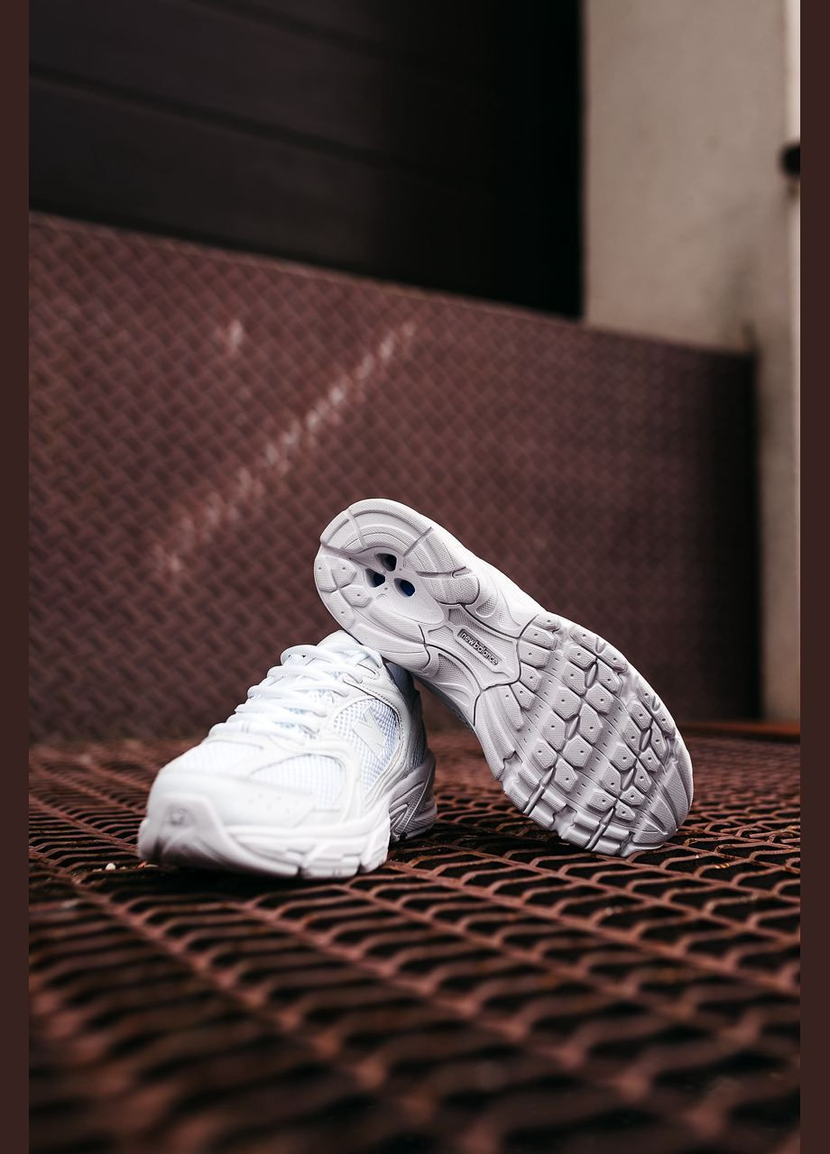 Білі осінні кросівки жіночі New Balance 530