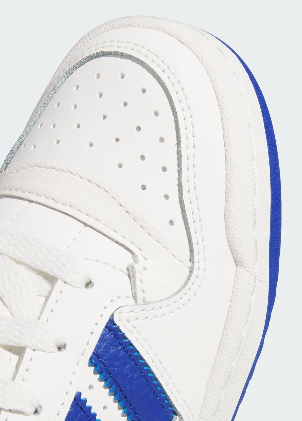 Белые всесезонные кроссовки forum low cl kids adidas