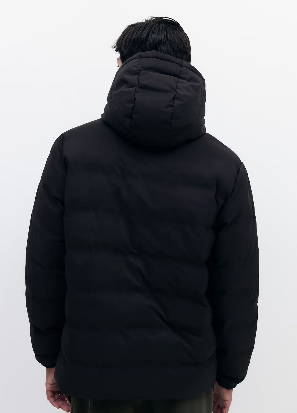 Черная зимняя куртка H&M