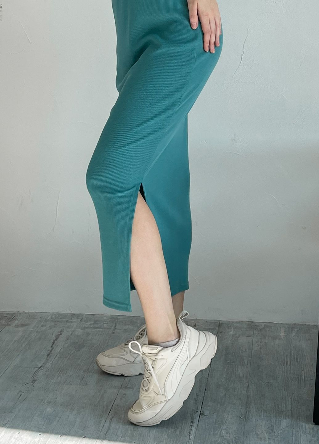 Бирюзовое повседневный длинное платье-футболка в рубчик светло-бежевое 700000122 оверсайз, платье-футболка Merlini однотонное