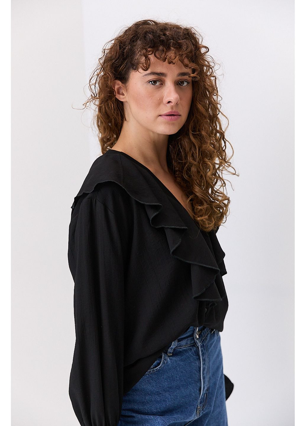 Чёрная блуза с отложным воротником голубая с нажатым эффектом Arjen