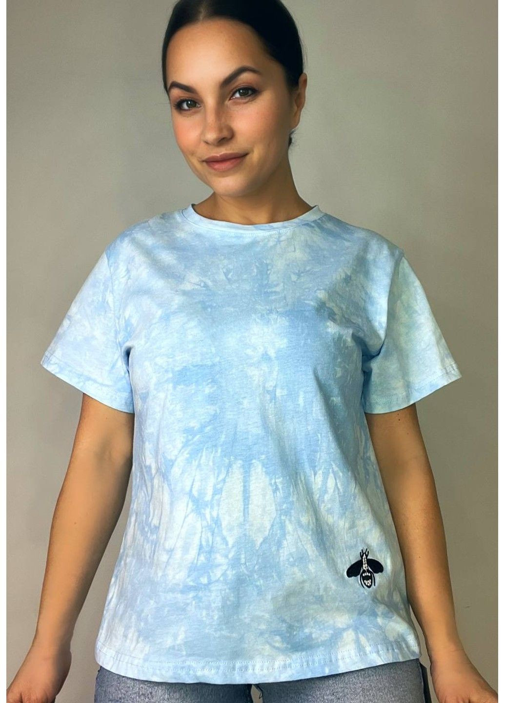 Футболка женская A-N 2539 вареная тай дай с вышивкой пчелкой one size голубая No Brand - (324019775)