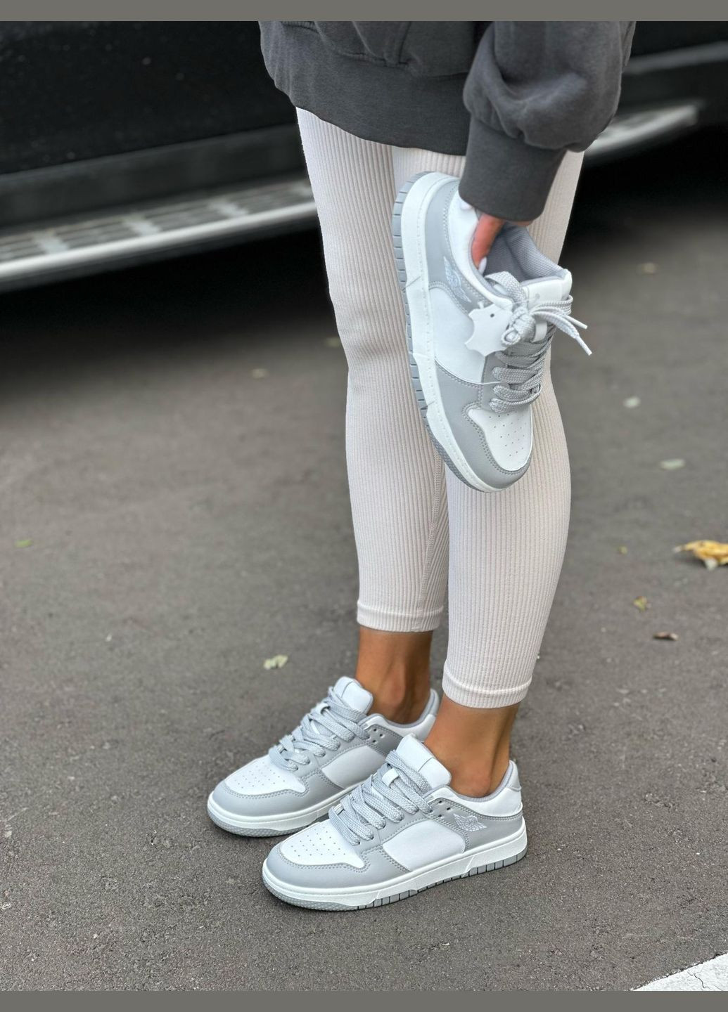 Сірі кросівки жіночі демісезонні кеди для дівчат сіро білі спортивні зручні No Brand