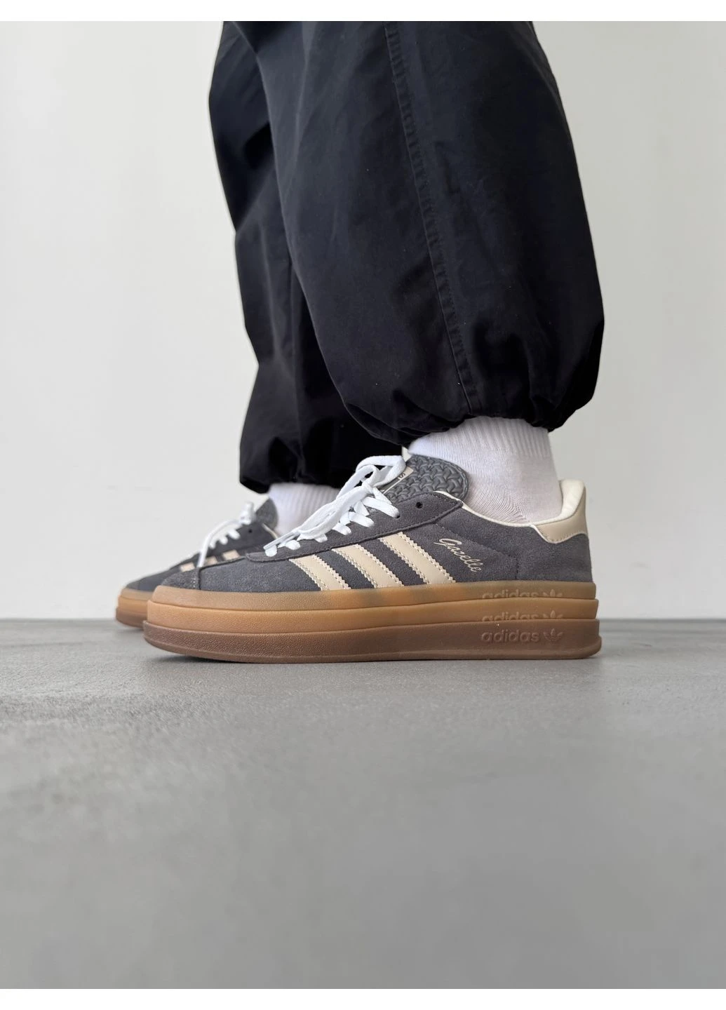 Белые демисезонные кроссовки мужские adidas gazelle bold beige/white/gum адидас газель белые No Brand