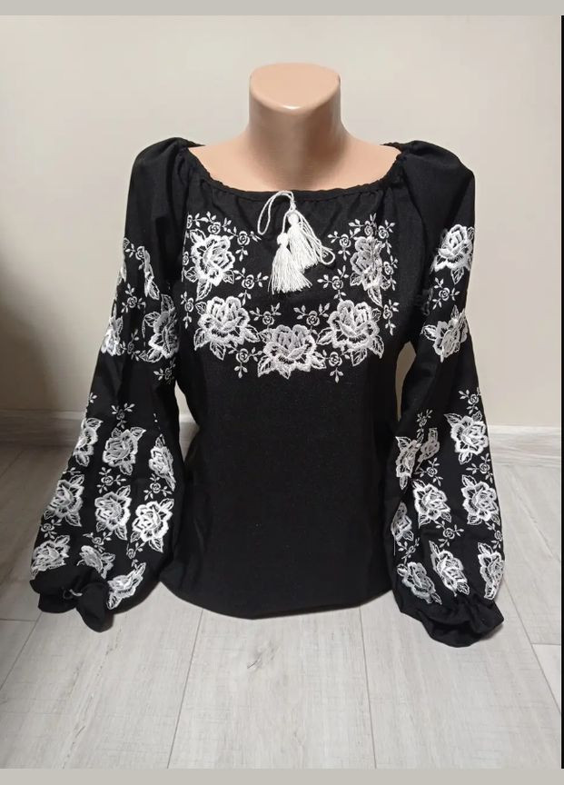 Чорна дизайнерська чорна жіноча вишиванка "чарівність" з вишивкою троянд україна українатд 44-64 розміри візерунок квітковий трикотаж (312550909)